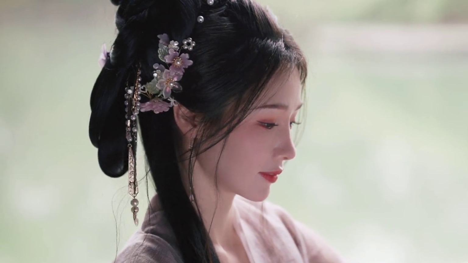 知否，汉服姑娘在庭院中的思念