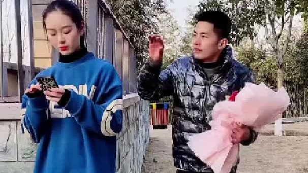 今天偷偷来约见网友，结果离近才发现是自己媳妇，记得她对我说回娘家 而我对她说公司出差，应该没看见吧