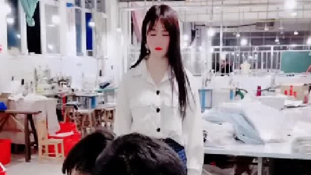 六年前因为一场误会与女友分手，从此与她失去联系多年寻找未果 ，一次工厂考察让我们相遇，小孩的名字好熟