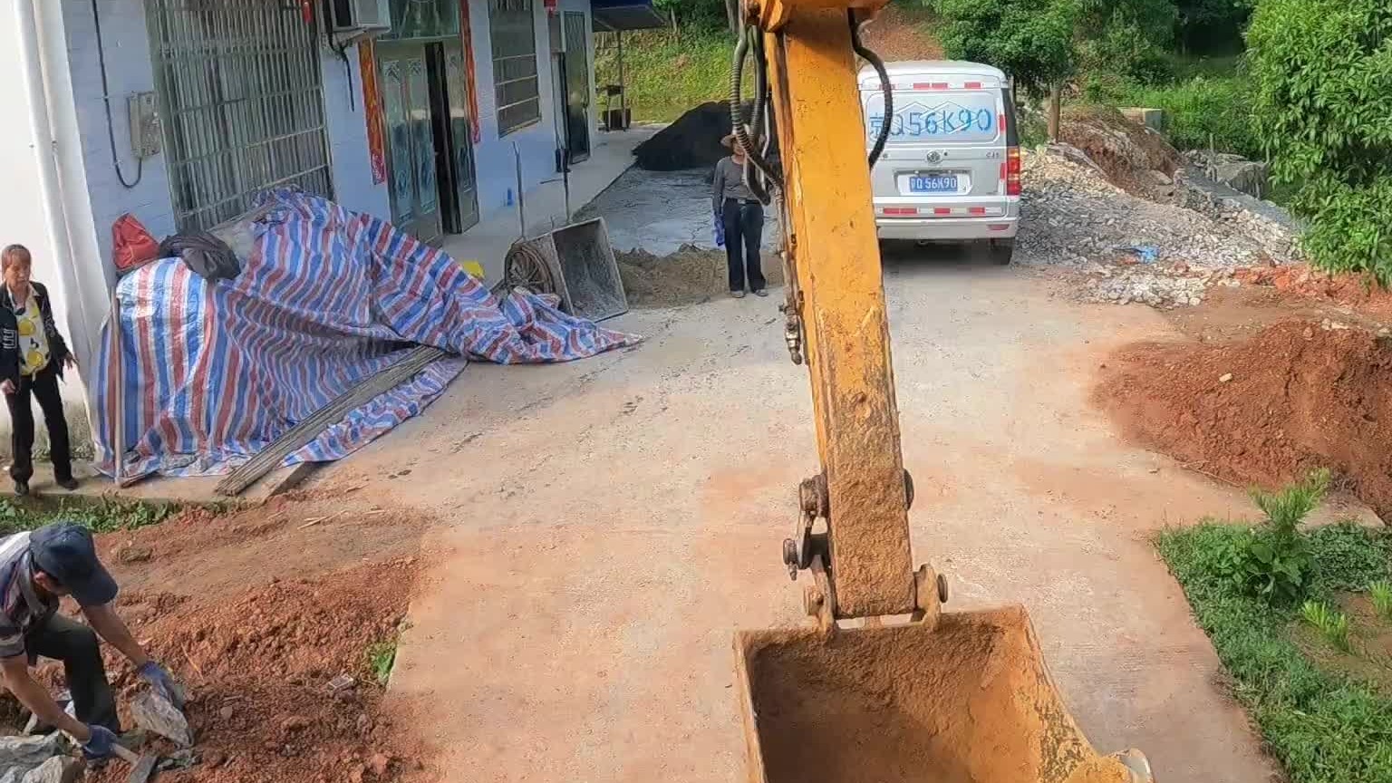 上次保坎基础，屋前屋后过来再次挖一下。最后有全部搞完效果图。