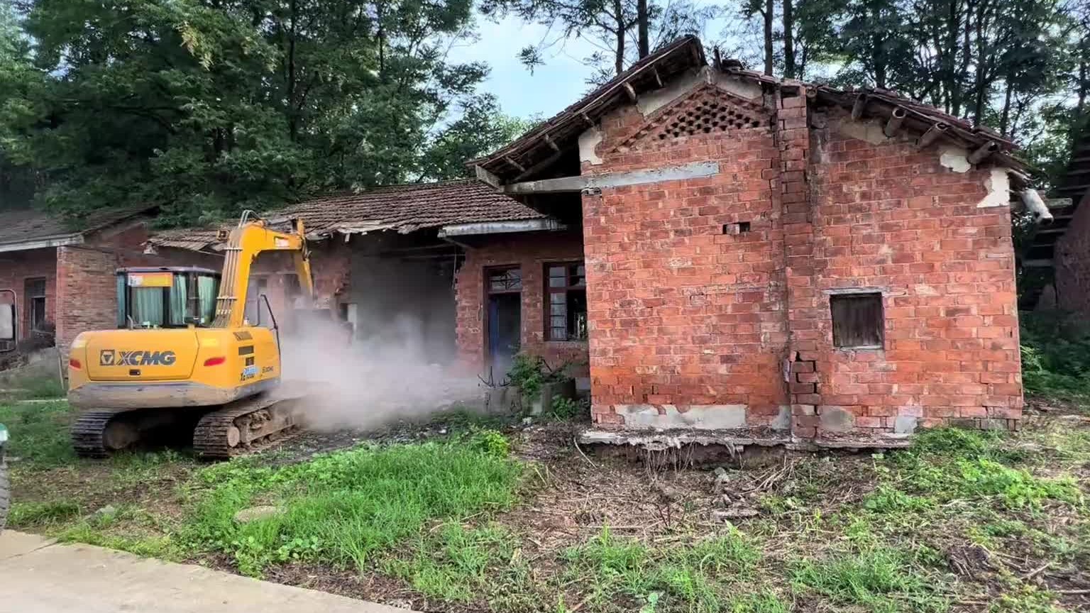 拆旧房平场地修新屋。老板的回忆思乡之情