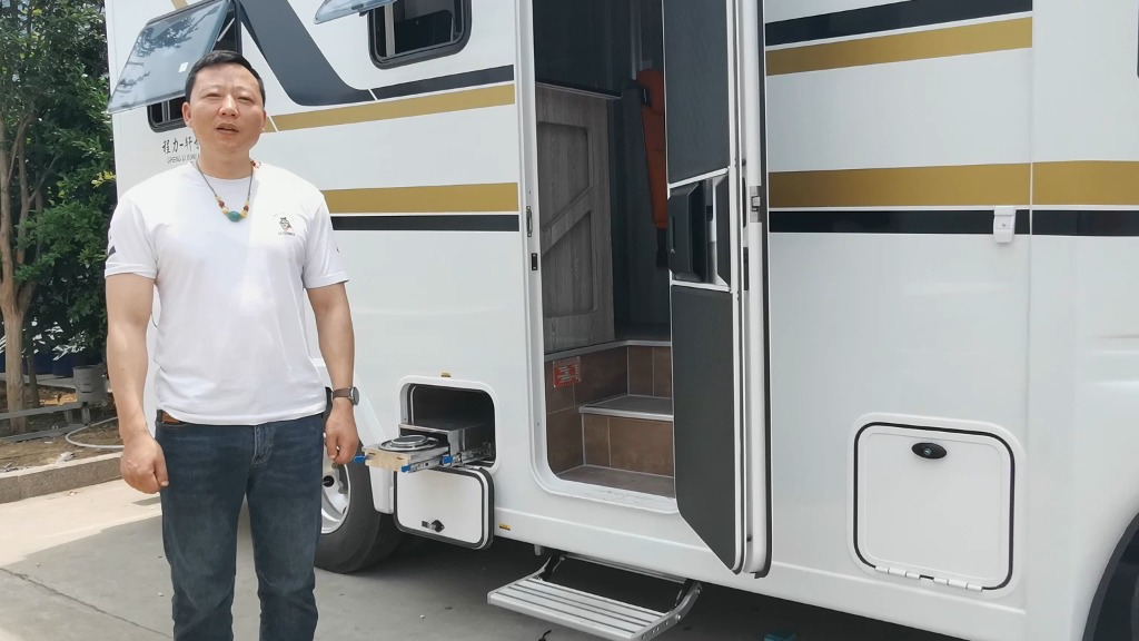 竭尽所能 买了一辆新房车 激动的心 颤抖的手 下半辈子云游天下