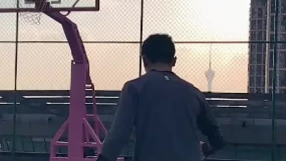 你们觉得这个球场有感觉吗？ 我觉得肯定很多小姐姐喜欢 话题接力：你的后仰没有酒！接下去 #篮球