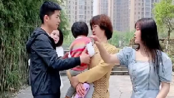 公园偶遇前妻和女儿，每个月生活费我照给，凭什么不让我抱，我哪里做错了