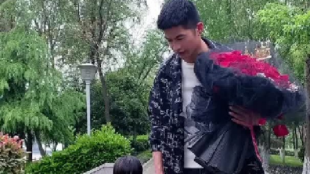 认识一个月的女朋友，今天带着女儿来见她，打算向她求婚，结果不欢而散，想给女儿完整的家就这么难吗