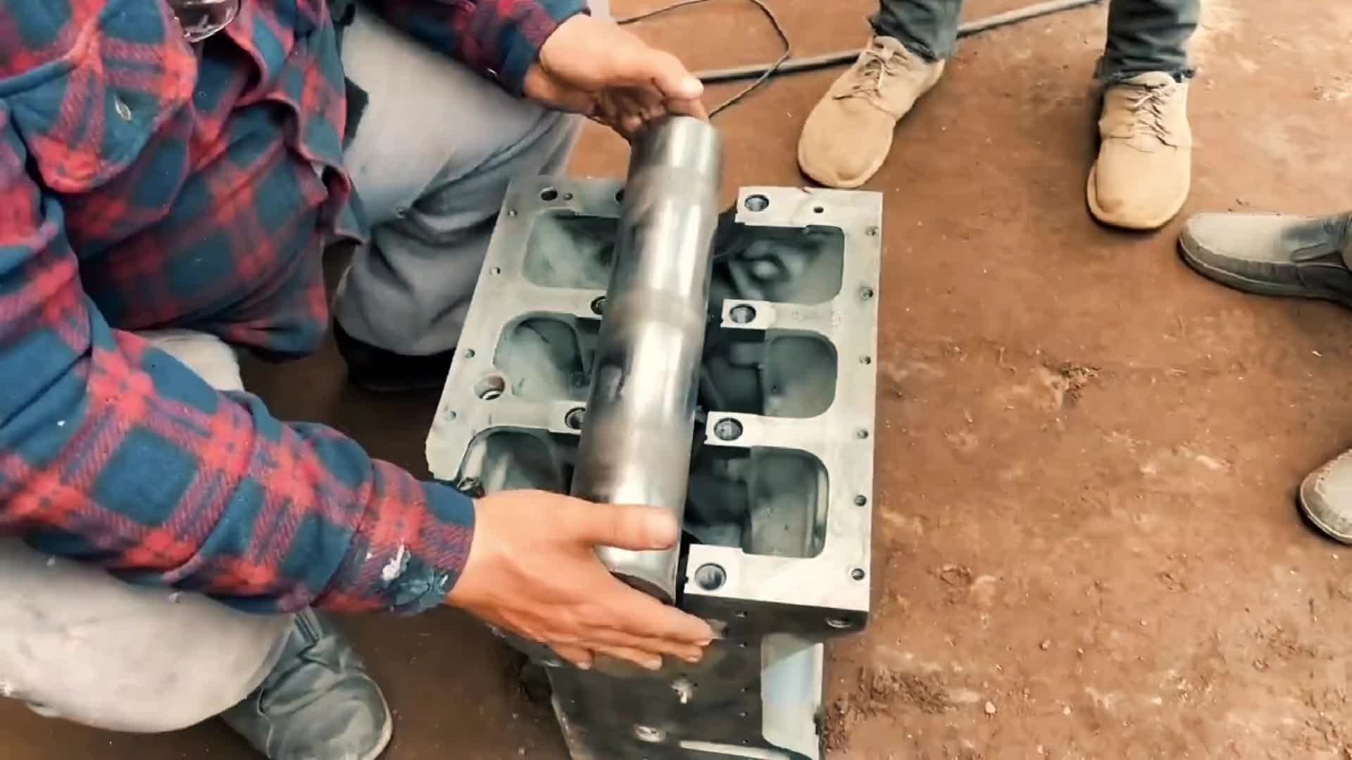 巴铁师傅维修破损缸体全过程。这技术堪比国内高级技师。