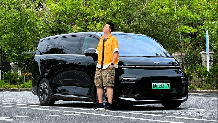 满载六个一米八壮汉，还能塞七八个行李箱，这个纯电MPV可以