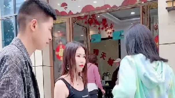 远嫁他乡的妹妹今天要回家了，哥哥嫂子一起送我，暖人心的一幕