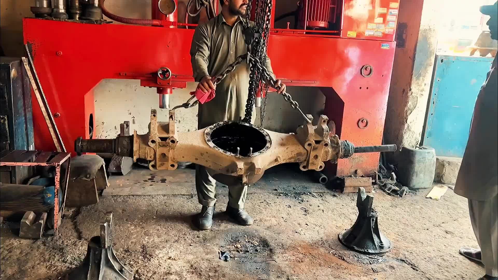 巴铁师傅维修百吨王卡车后桥壳全过程