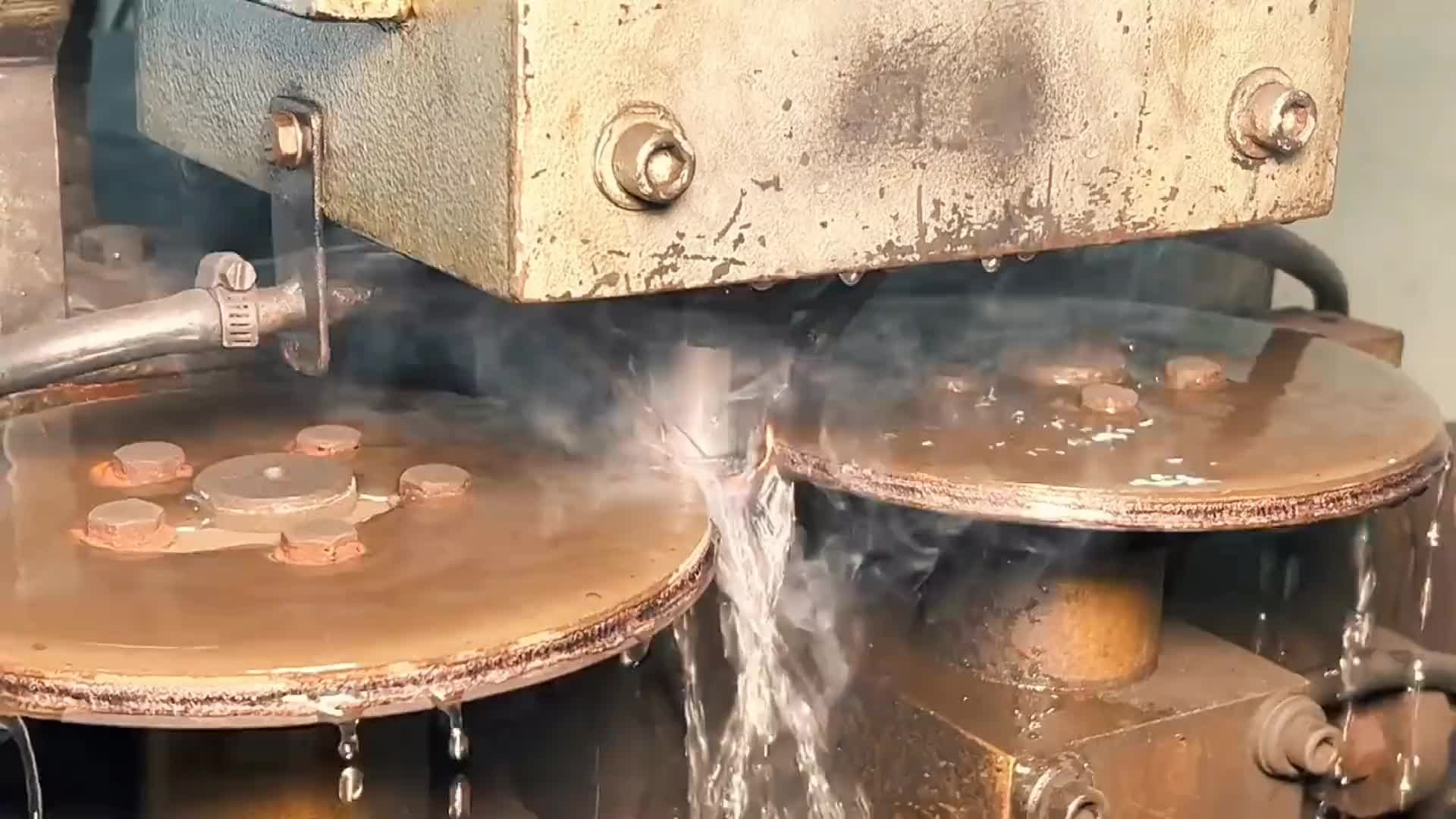 巴铁师傅用简单的工具制造摩托车减震器全过程。