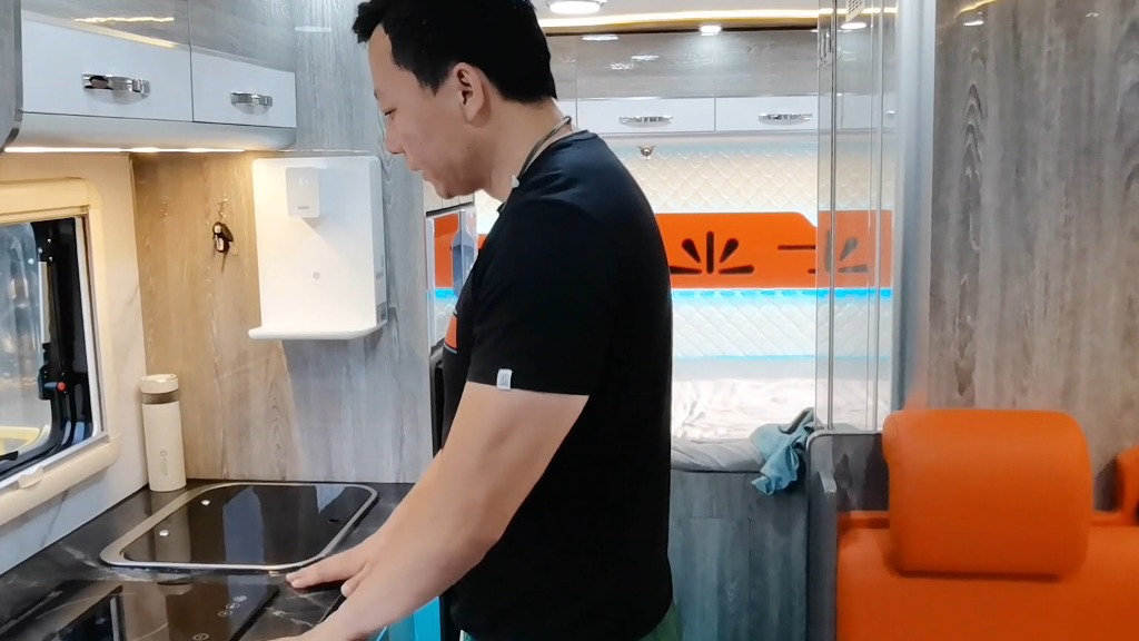 房车内部介绍 内饰是什么模样 家用电器一样不少 移动的家