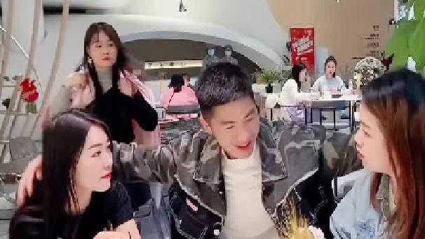 她叫我来餐厅吃饭，没想到大姨子小姨子都在，好开心