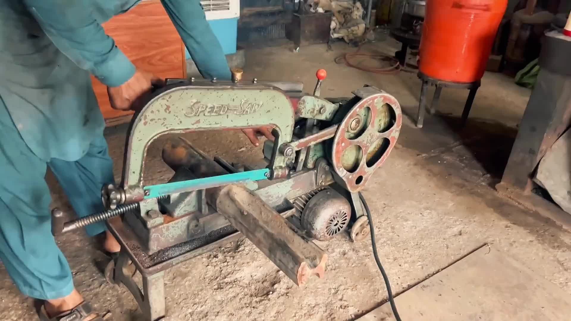 巴铁师傅用废旧轴头制作卡车主销全过程。