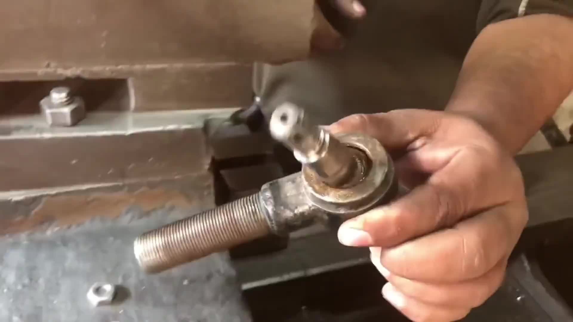 巴铁师傅维修方向机外拉杆球头全过程。