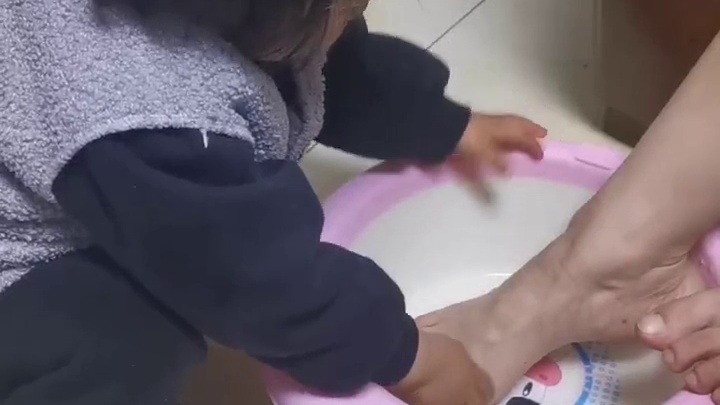 糖糖给妈妈洗脚脚