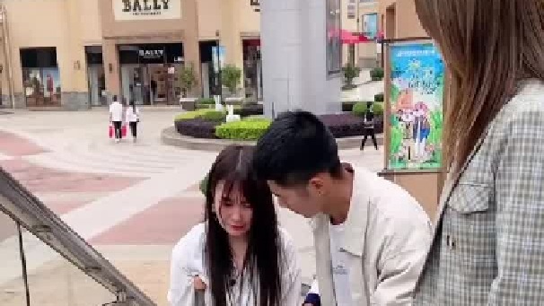 年前女孩因车祸不想连累男友，不辞而别，3年后一次偶然相遇，男孩放弃她现在女友，义务反顾选择了女孩