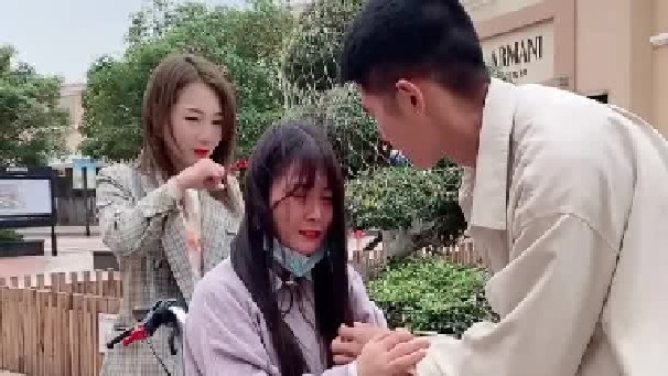 找了一年的女友，今天无意遇到，因出车祸，怕连累我，不辞而别！祝有情人终成眷属