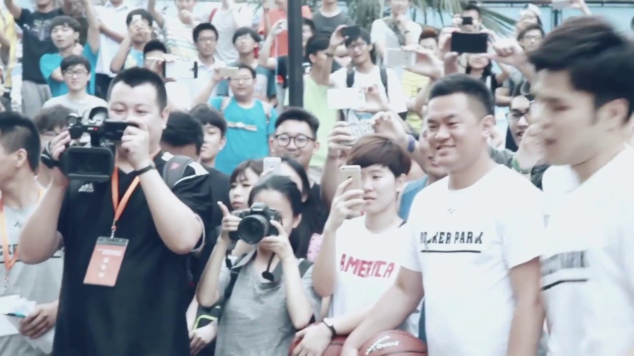 回顾下和NBA扣篮王拉文单挑的片段，当时拉文也很享受和球迷单挑，本来只安排了两个球迷