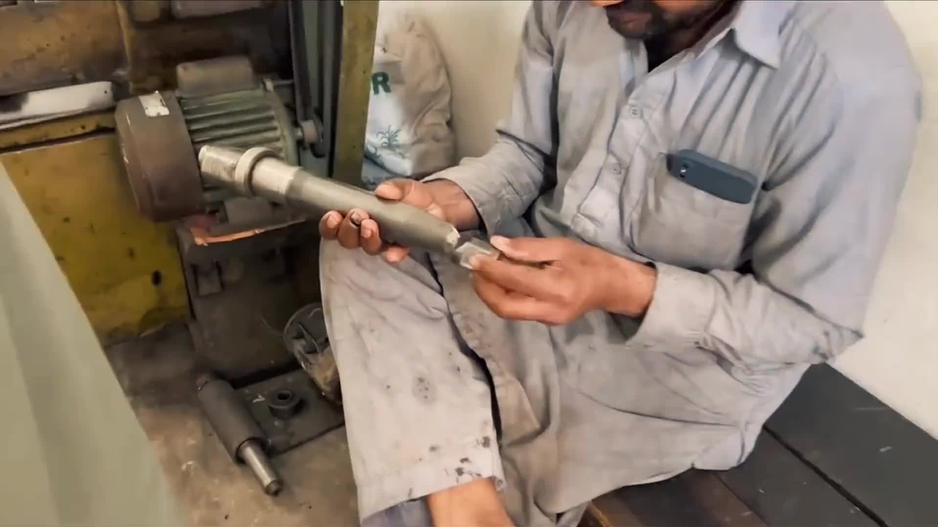 巴铁维修重型风炮铅杆全过程。