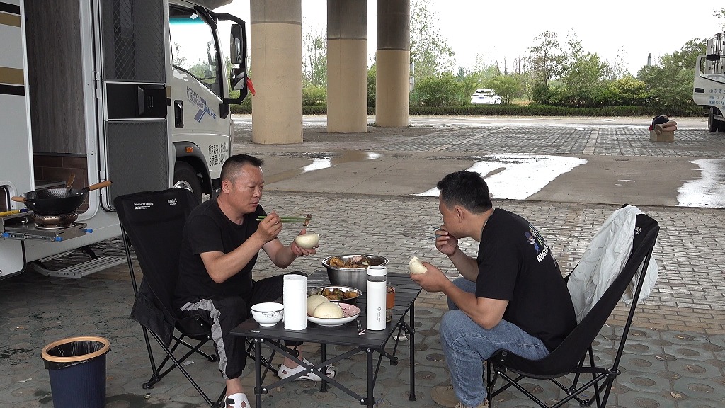 京杭运河上 渔民捕捉5斤野生大鲤鱼 房车上炖一条