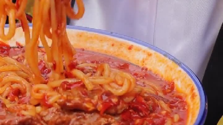 这样的新疆炒粉你吃过吗？你们家乡有什么特色美食呢？