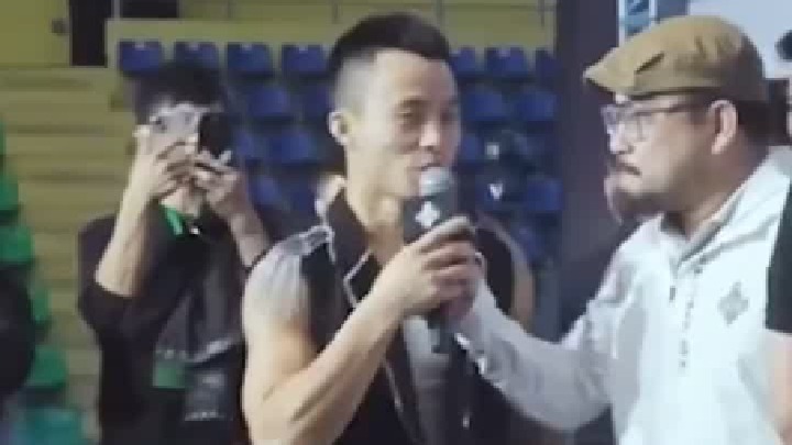 小伙发布会大喊打精銳，得瑟不到三秒险被对手摔死