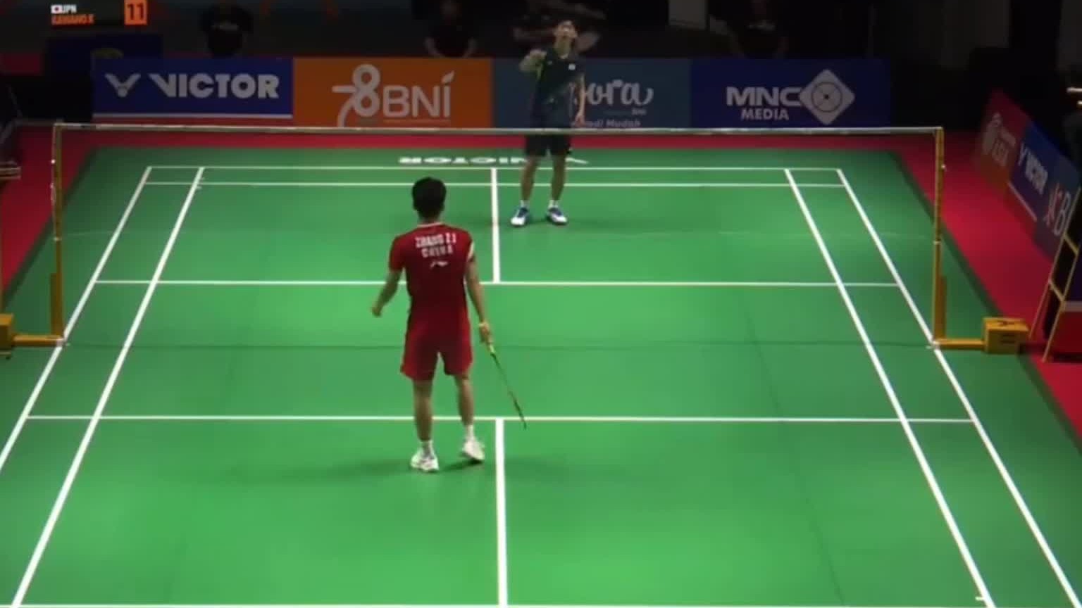 羽毛球赛场揪心一幕！国羽小将无征兆抽搐倒地，失去意识情况危急