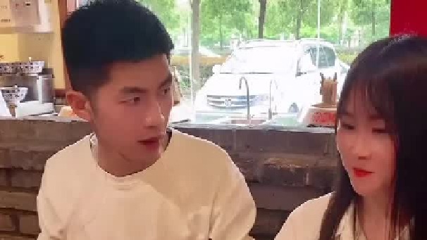 本想给闺蜜男朋友夹个菜，这帅哥的反应有点让人心疼