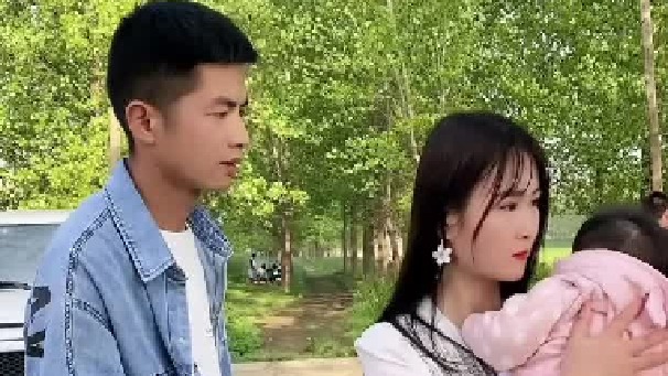 偶遇前妻，跟她分开一年，她怎么怀里抱着小孩，奇怪的是我居然对这小孩有一种莫名亲切感，她和小孩什么关系