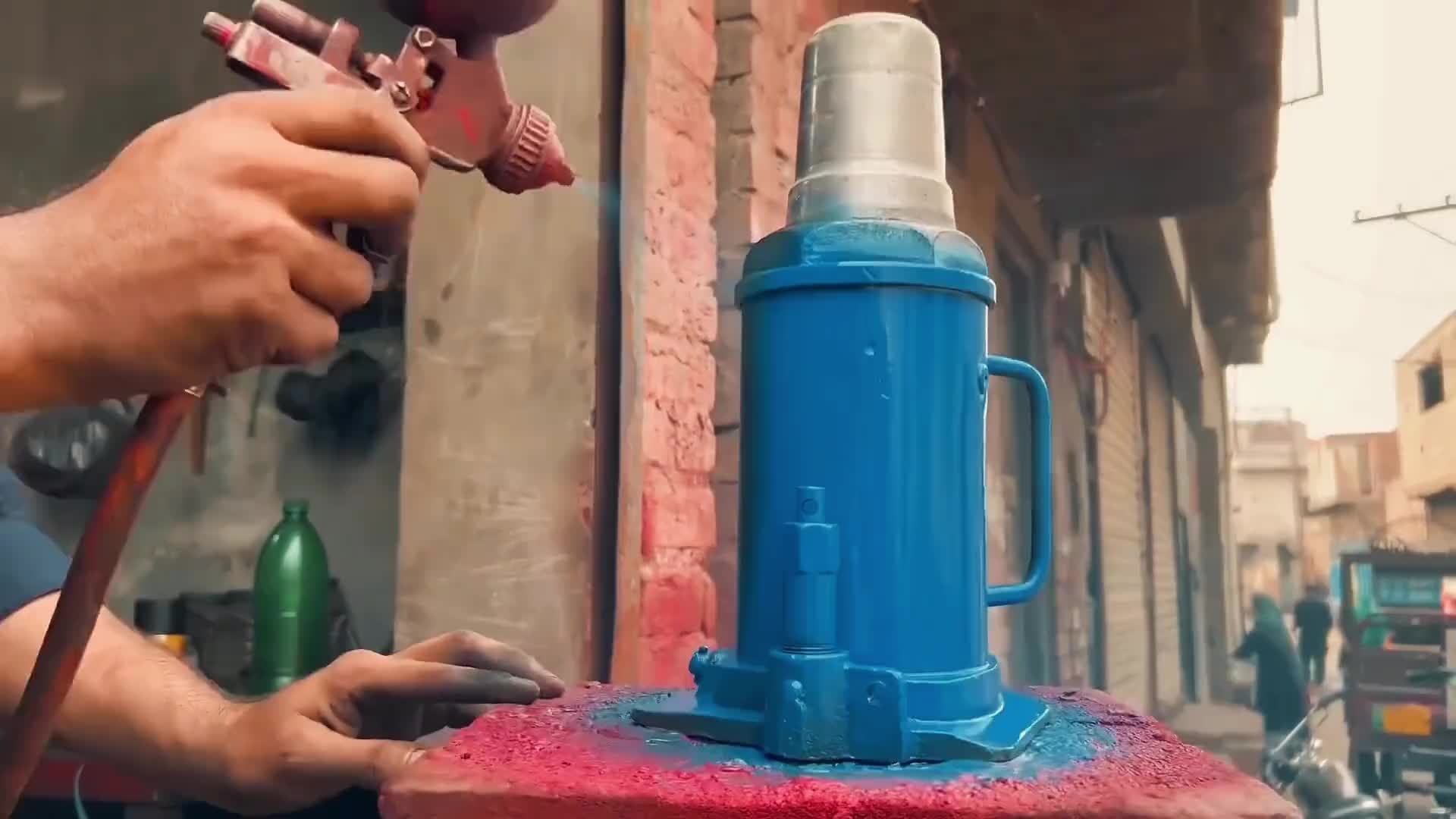 巴铁师傅以精湛的维修手法维修液压千斤顶全过程，维修好后和新的没有什么差别。