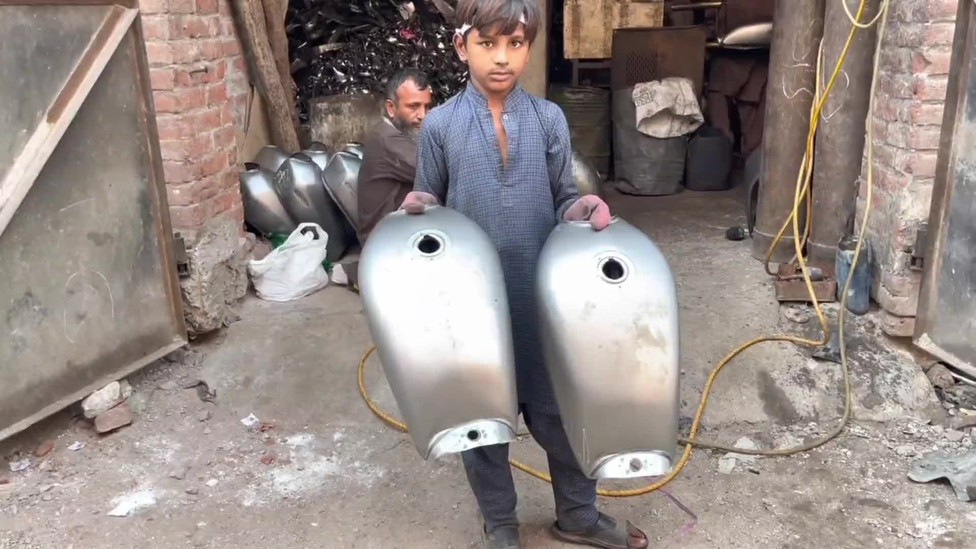 巴铁师傅制造摩托车油箱全过程。