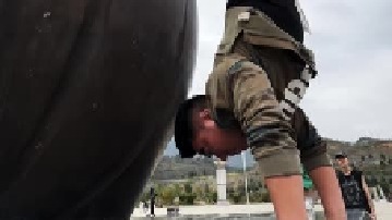 广场一个发福大叔的BREAKING锻炼