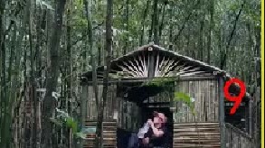 看这个女人是如何在深山中打造空中房屋跟全自动沐浴系统