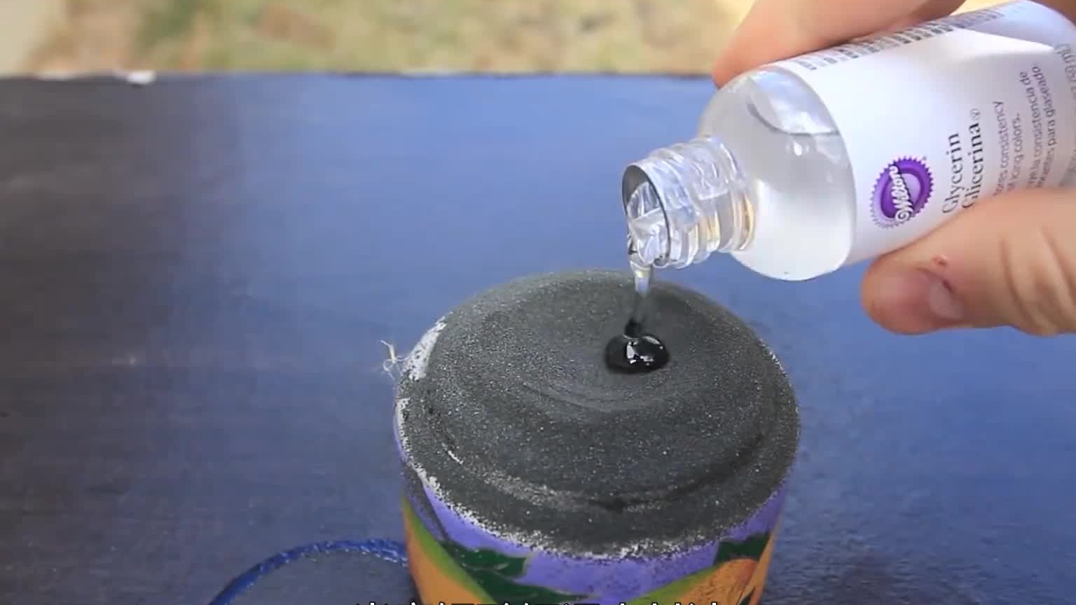 把甘油滴在高锰酸钾上，两者反应以后，会发生什么神奇的现象？