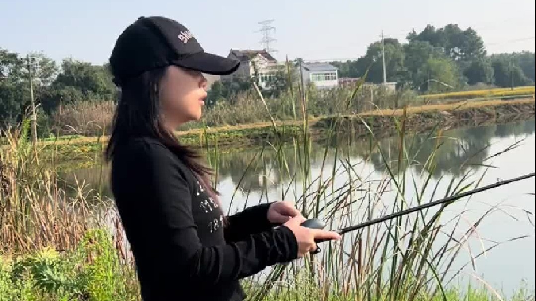 钓鱼人不光要有船，还得有挖机。