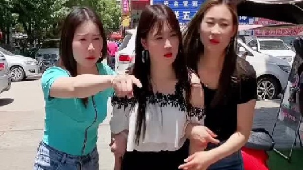 夫妻俩吵个架半个月，出此下策给兄弟来帮忙，在他老婆下班的路上上演苦肉计，看看她到底心里有没有我兄弟