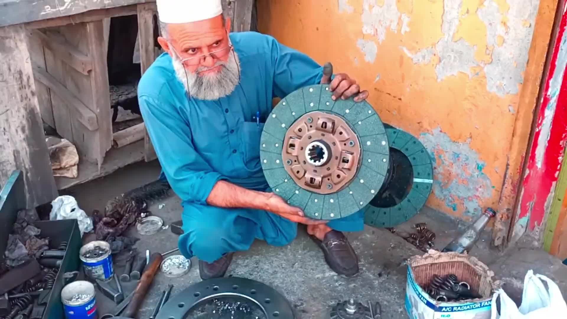 90岁巴铁老师傅维修离合器片全过程。