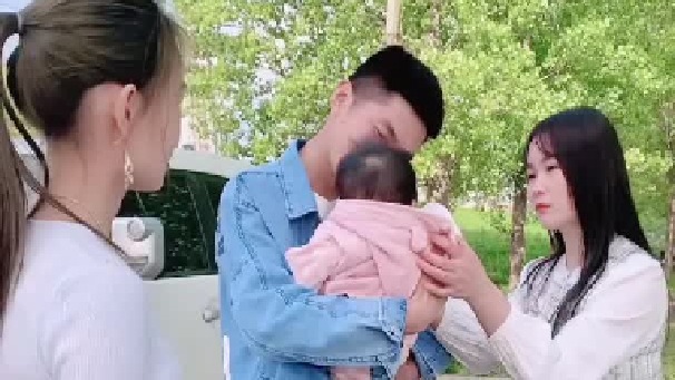 偶遇前女友跟她分手一年，她怎么怀里抱着小孩，奇怪的是我居然对这小孩有一种莫名亲切感，她和小孩什么关系