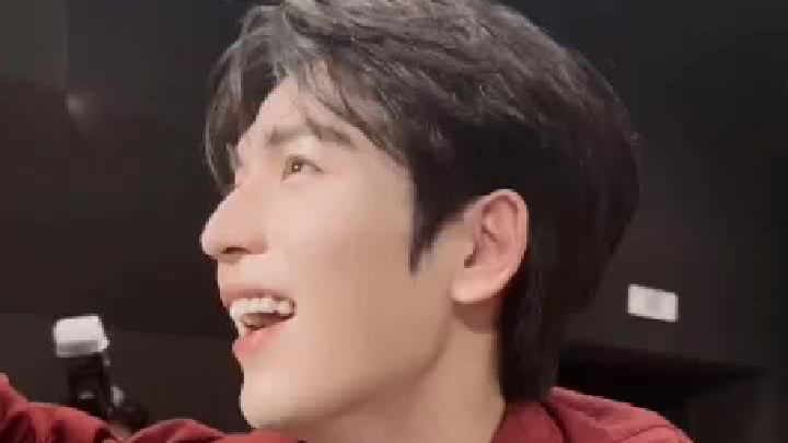 我怎么好像亲了他一口呢