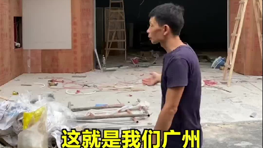 广州公司又开新店了，这么多人装桌子。又是摸鱼的一天！