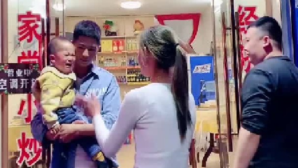 跟前妻协议离婚，房子归她 孩子归我，看她对娃依依不舍的样子，当初为什么狠心离开