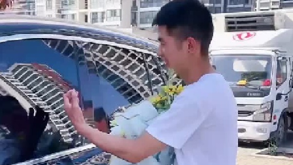 聊了三个月的网友 驱车三百多公里来看我，约在小区门口见面 开下车窗的那一刻 心都碎了