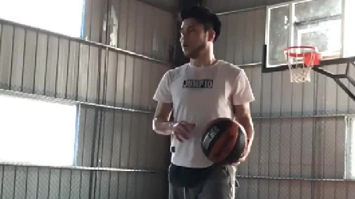 这矮筐玩起来真带劲哈哈致有一颗扣篮梦的宝宝们当然我状态好的时候标筐还是可以小扣一下的