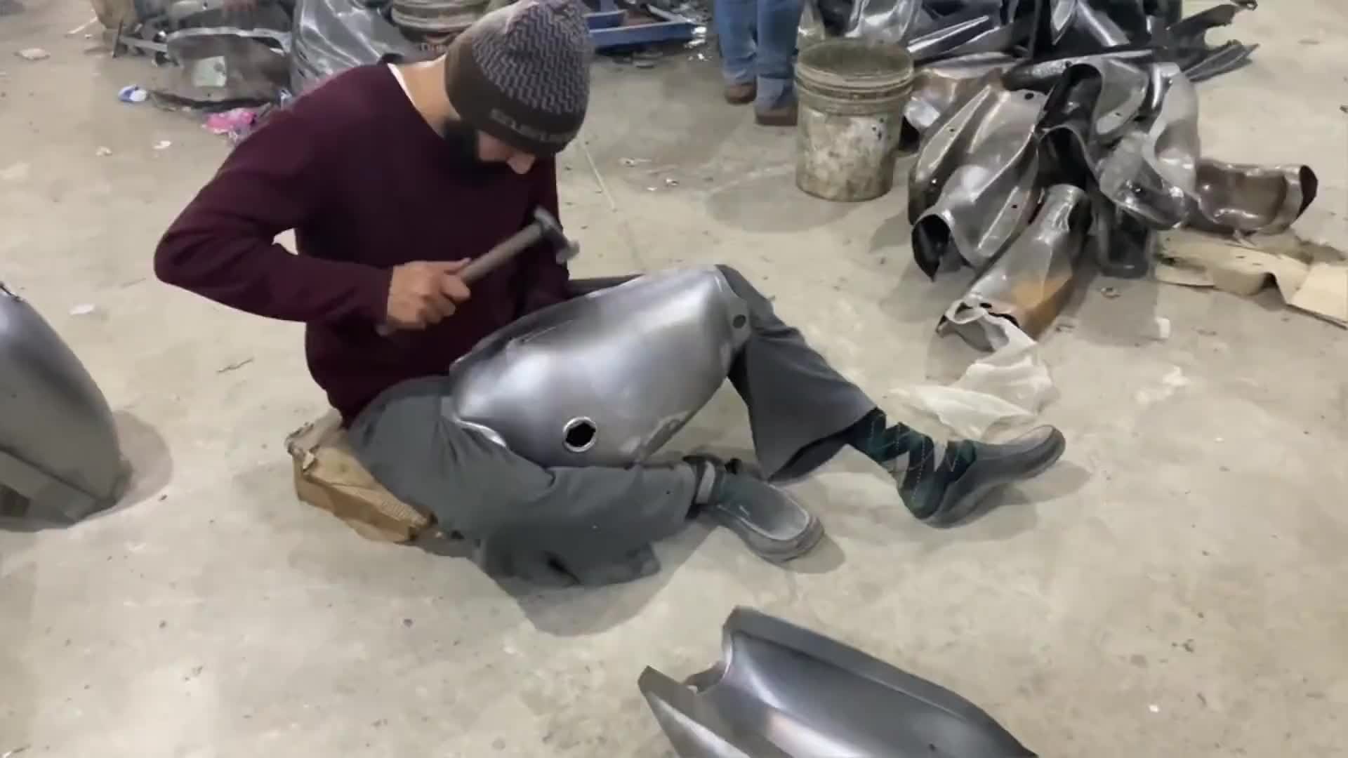巴铁师傅用铁皮制作摩托车油箱全过程。