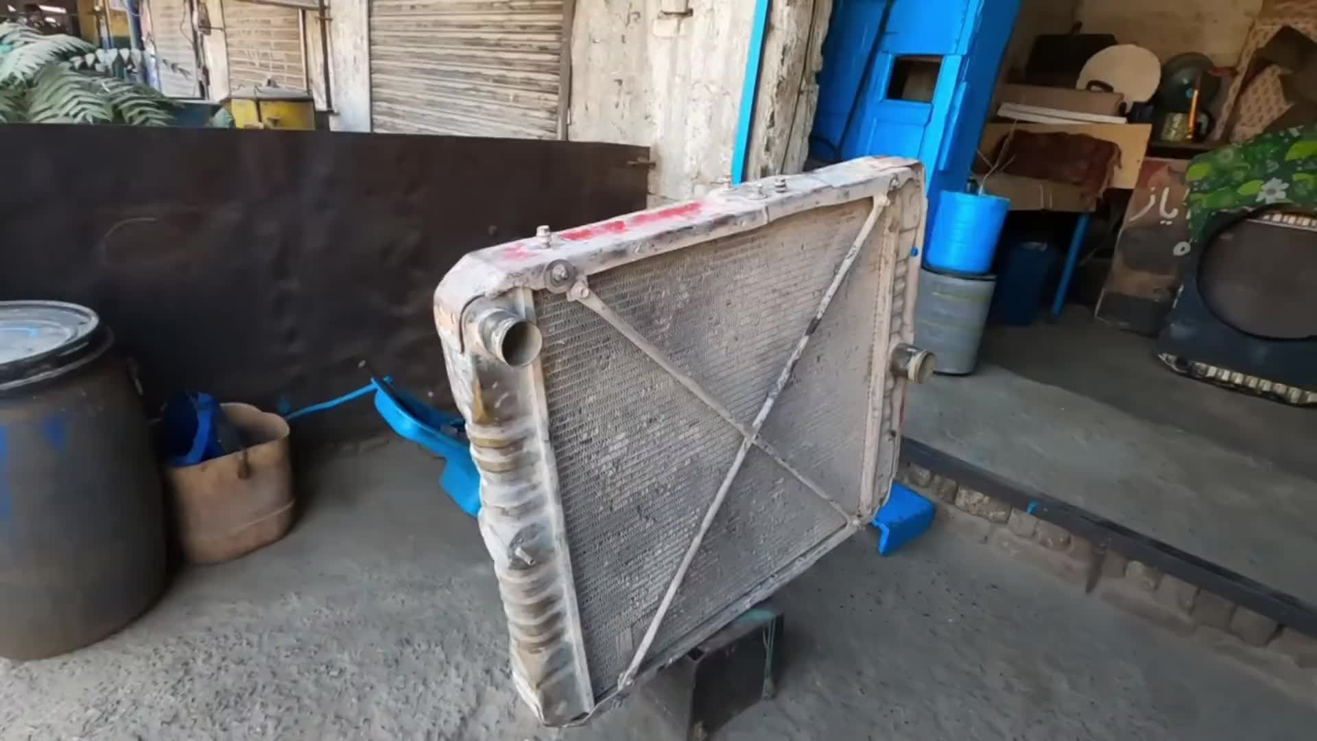 巴铁师傅清洗日野卡车发动机水箱全过程。