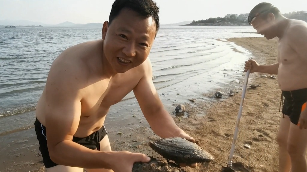 跟着从宽去赶湖 河蚌 田螺 吃不完 根本吃不完 临沂天马湖
