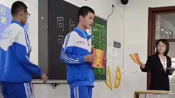 旁边这哥们真厉害呀，硬是能从杨家乐手里抢来一张奖状