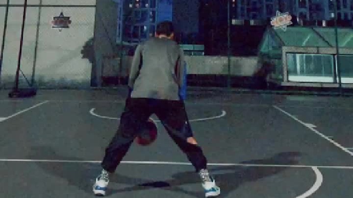 给你一个球，你可以待多久？ 一个人总要适应一定的孤独！等你学会享受孤独了，你就成功了