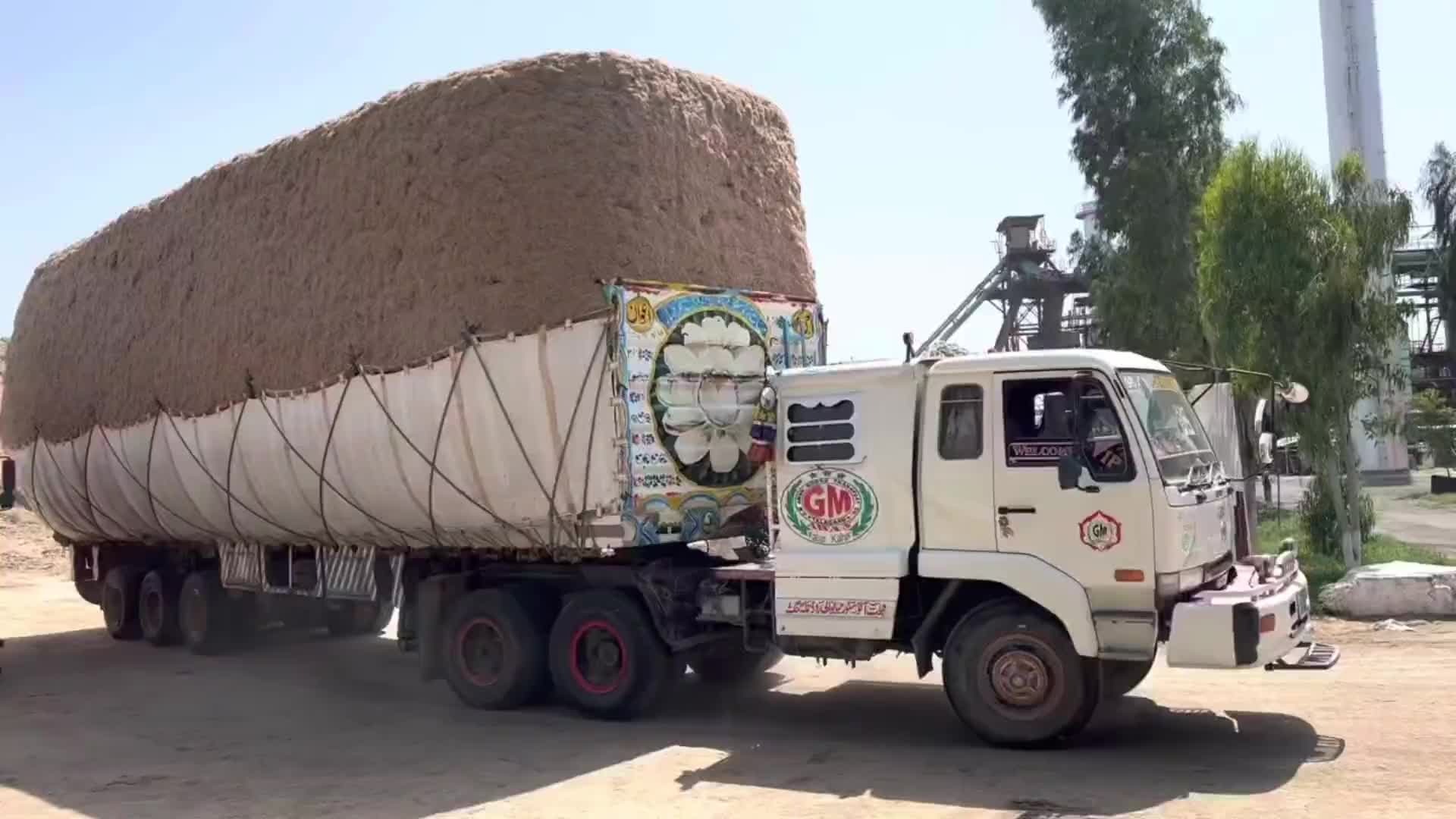 这次终于找到巴铁卡车为怎么总是断轴断桥了。原因他们拉的真的是太多了。