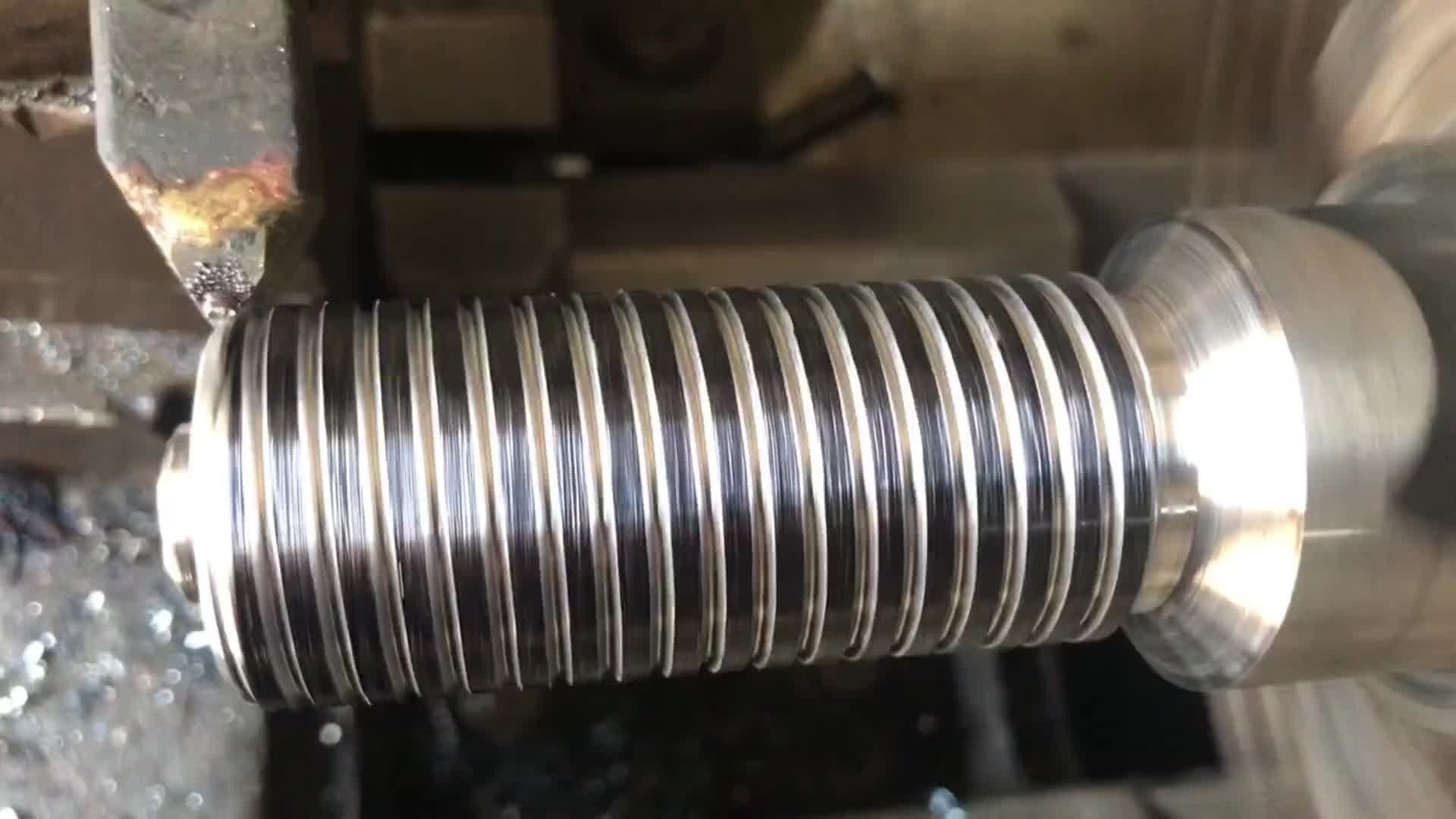巴铁师傅又来炫技了，用普通车刀在钢材上车削螺纹。